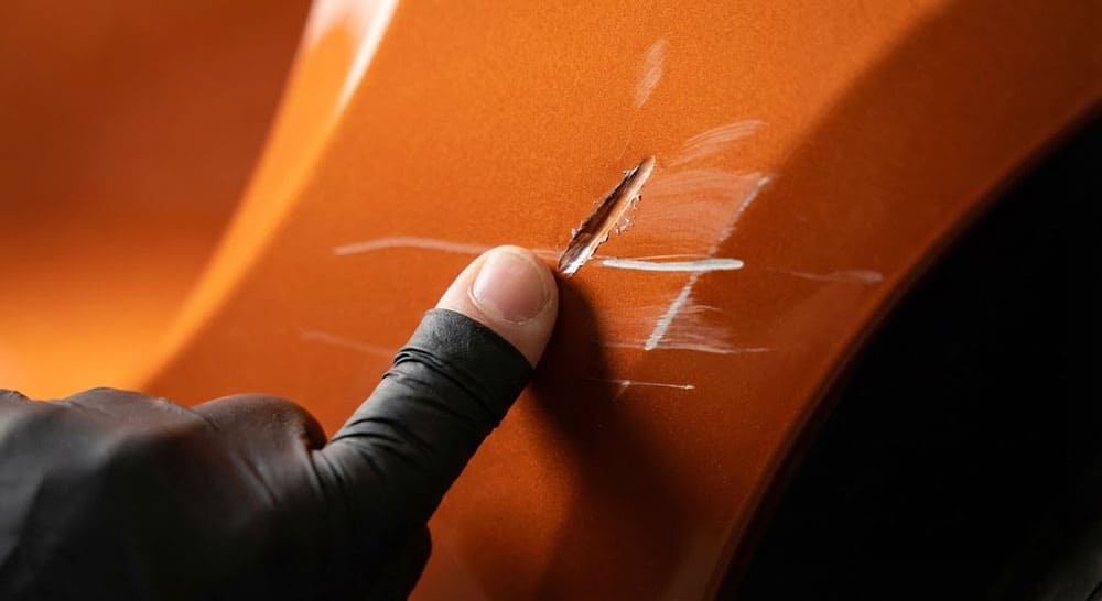 Как убрать царапины на автомобиле
