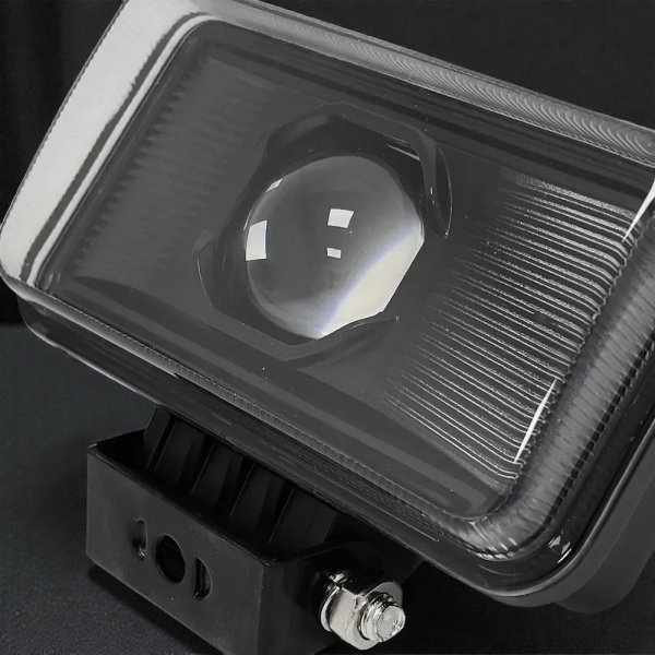 Додаткова світлодіодна фара GS 3000 Люмен — потужне освітлення для легкових авто та мототехніки
