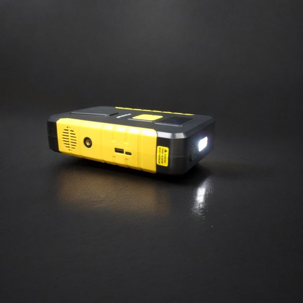 Пусковое устройство Foxsur FJS950 3-в-1 с компрессором: бустер 800А для запуска авто + powerbank 8000 мАг
