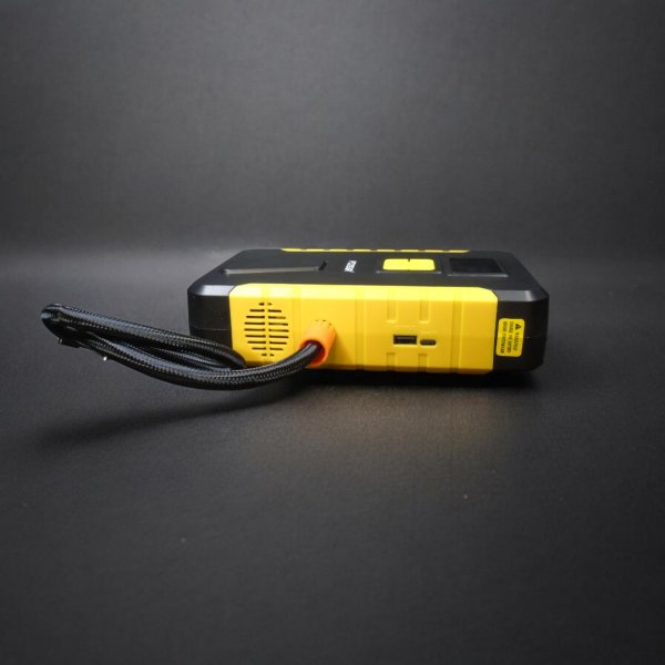 Пусковое устройство Foxsur FJS950 3-в-1 с компрессором: бустер 800А для запуска авто + powerbank 8000 мАг
