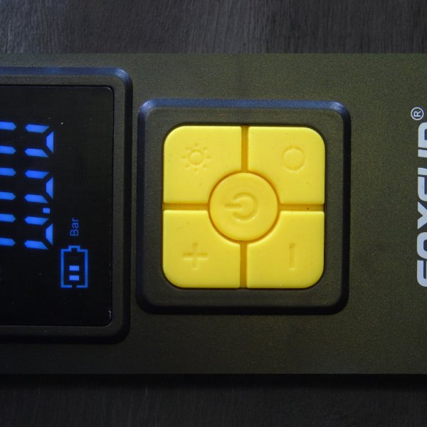 Пусковое устройство Foxsur FJS950 3-в-1 с компрессором: бустер 800А для запуска авто + powerbank 8000 мАг
