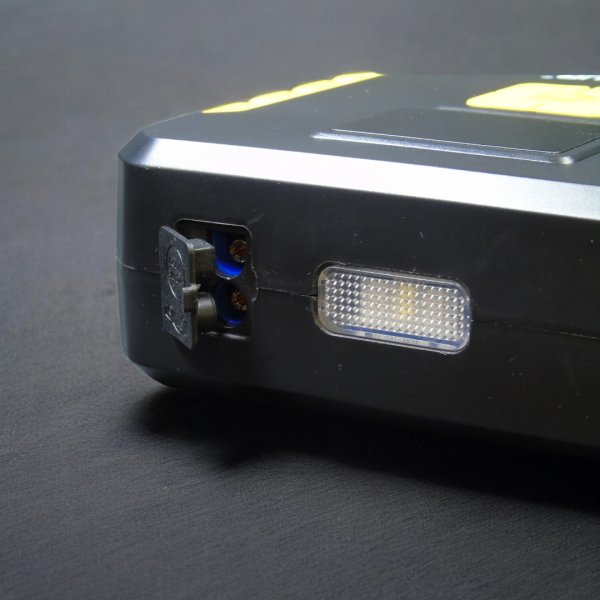 Пусковое устройство Foxsur FJS950 3-в-1 с компрессором: бустер 800А для запуска авто + powerbank 8000 мАг
